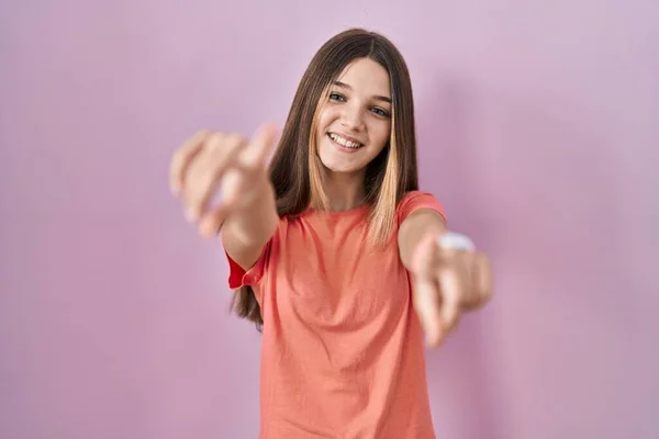 Chica Adolescente Pie Sobre Fondo Rosa Que Apunta Usted Cámara —  Fotos de Stock