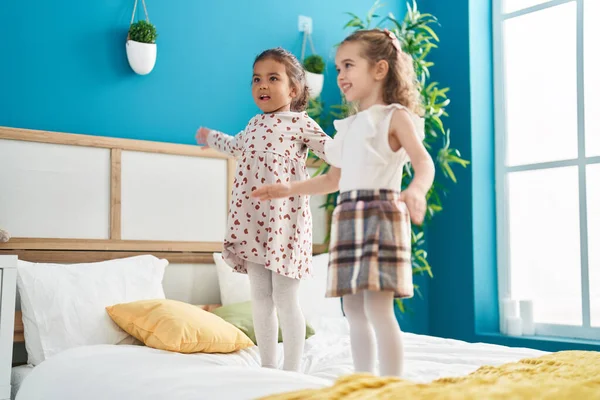 Dwoje Dzieci Uśmiecha Się Pewnie Stojąc Łóżku Sypialni — Zdjęcie stockowe