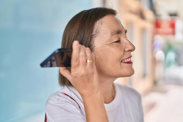 Medelålders Kvinna Ler Säker Lyssna Ljud Budskap Smartphone Gatan — Stockfoto