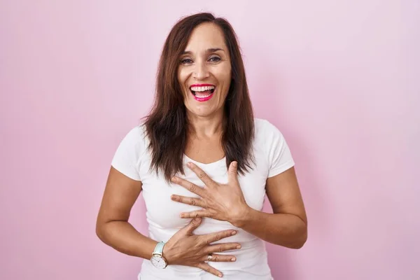 Middle Age Brunette Woman Standing Pink Background Smiling Laughing Hard — 图库照片