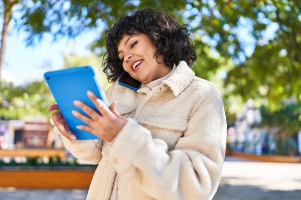 Young Beautiful Hispanic Woman Talking Smartphone Using Touchpad Park — Fotografia de Stock