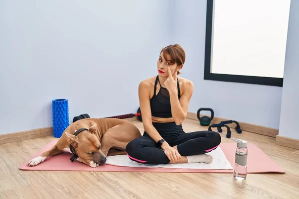 Young Beautiful Woman Sitting Yoga Mat Pointing Eye Watching You — Fotografia de Stock