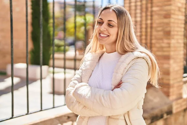 Mujer Joven Sonriendo Confiada Pie Con Los Brazos Cruzados Gesto —  Fotos de Stock