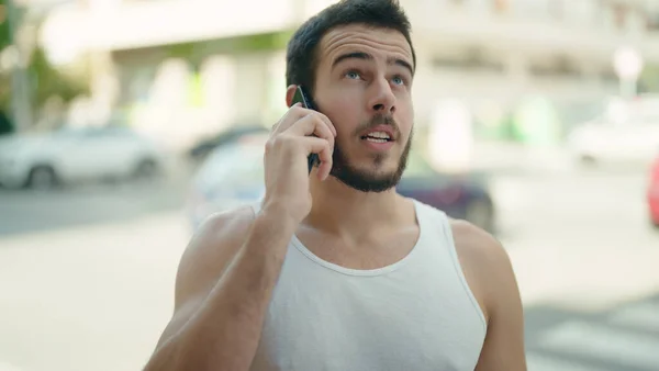 Joven Hombre Hispano Hablando Smartphone Con Expresión Relajada Calle —  Fotos de Stock