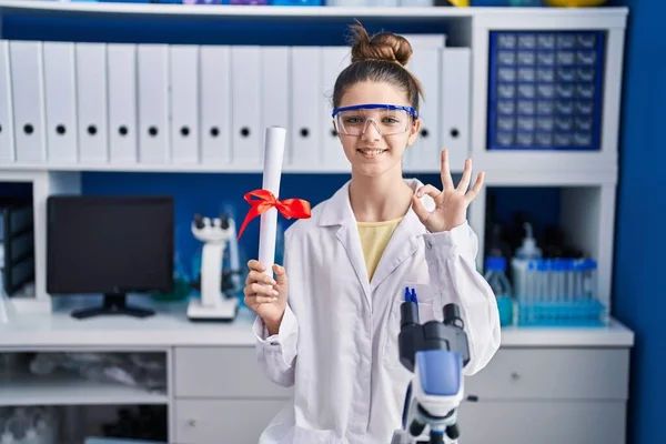 Девочка Подросток Работающая Лаборатории Ученого Держит Степень Делает Знак Пальцами — стоковое фото