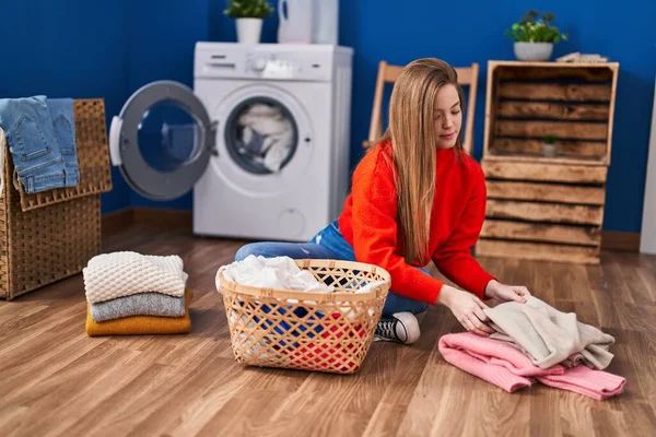 Young Blonde Woman Folding Clothes Sitting Floor Laundry Room — Stock fotografie