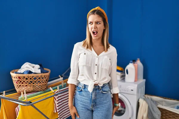 Junge Blonde Frau Der Waschküche Wütend Und Wütend Schreiend Frustriert — Stockfoto