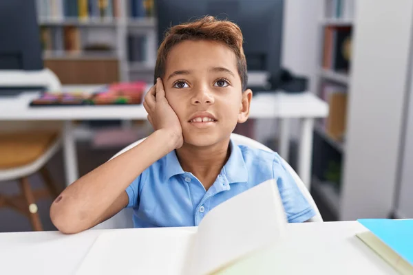 Liebenswerter Hispanischer Junge Liest Buch Klassenzimmer — Stockfoto