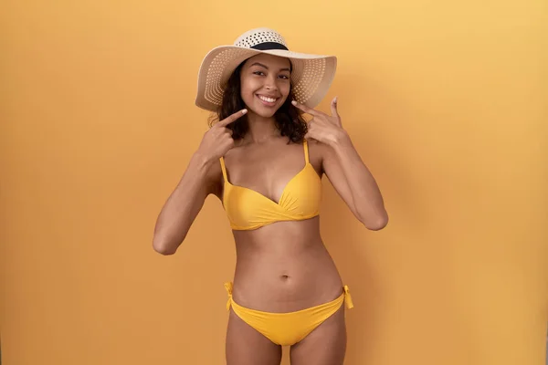 Mujer Hispana Joven Con Bikini Sombrero Verano Sonriendo Alegre Mostrando —  Fotos de Stock