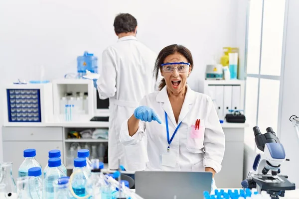 Mulher Meia Idade Trabalhando Laboratório Cientista Sorrindo Feliz Apontando Com — Fotografia de Stock