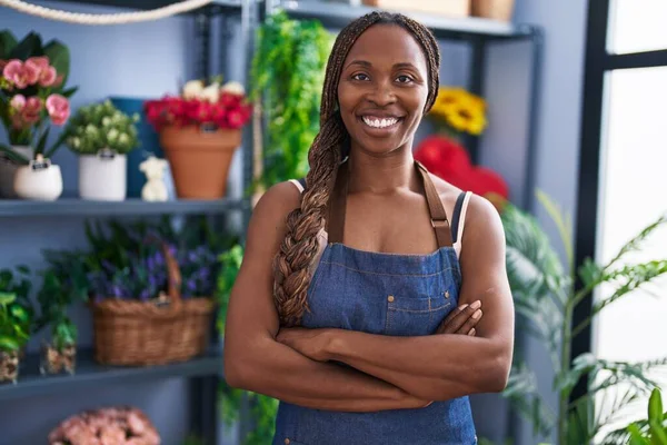 Afrikansk Amerikansk Kvinde Blomsterhandler Smilende Selvsikker Stående Med Arme Krydsede - Stock-foto
