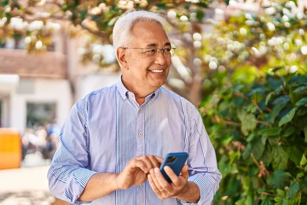 Hombre Mayor Sonriendo Confiado Usando Teléfono Inteligente Parque — Foto de Stock
