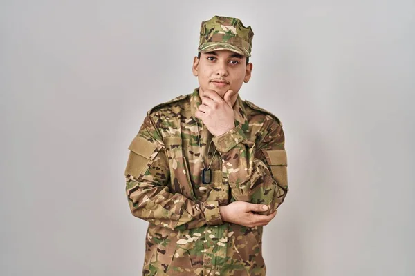 Mladý Arabský Muž Maskáčové Armádní Uniformě Sebevědomě Dívá Kamery Usmívá — Stock fotografie
