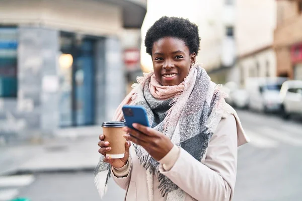 Sokakta Kahve Içen Afro Amerikan Kadın — Stok fotoğraf