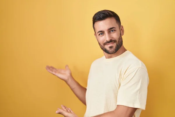 Handsome Hispanic Man Standing Yellow Background Inviting Enter Smiling Natural — 图库照片