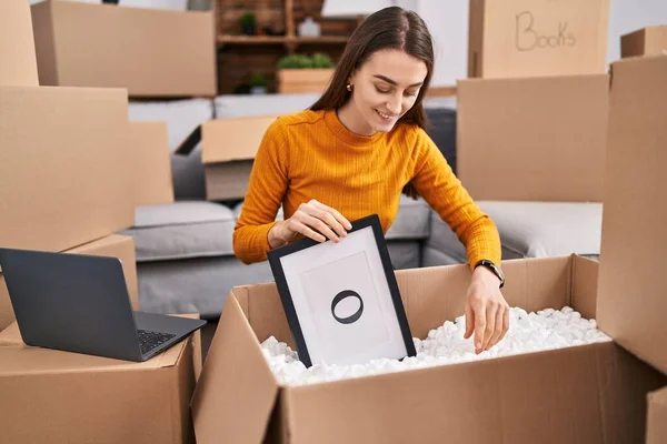 Young Caucasian Woman Smiling Confident Unpacking Cardboard Box New Home — Stock Photo, Image