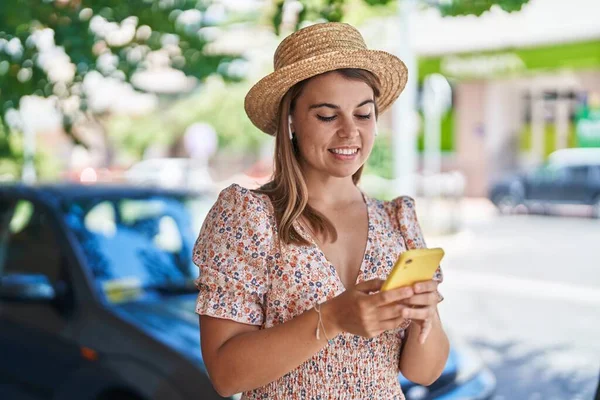 Young Woman Tourist Wearing Summer Hat Listening Music Street — Φωτογραφία Αρχείου