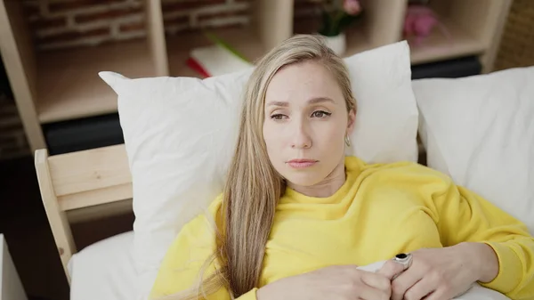 Junge Blonde Frau Liegt Mit Entspanntem Gesichtsausdruck Schlafzimmer Bett — Stockfoto