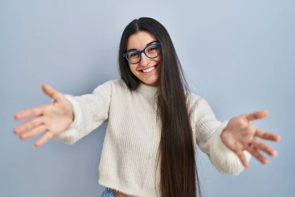 Young Hispanic Woman Wearing Casual Sweater Blue Background Looking Camera — Stock Photo, Image