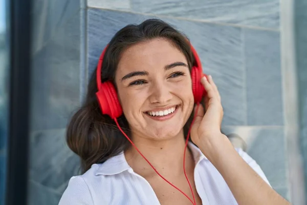 Молодая Латиноамериканка Уверенно Улыбающаяся Слушая Музыку Улице — стоковое фото