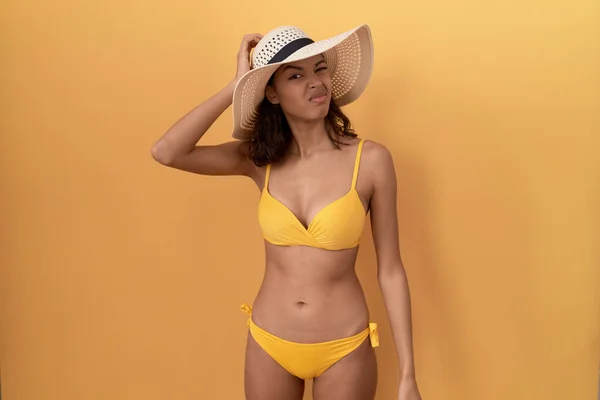 Mujer Hispana Joven Con Bikini Sombrero Verano Confunden Preguntan Acerca —  Fotos de Stock