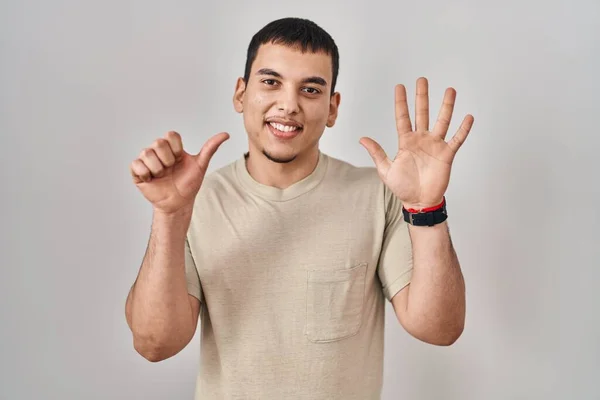 셔츠를 자신감 행복하게 웃으면서 손가락으로 번째를 가리키는 아라파 — 스톡 사진