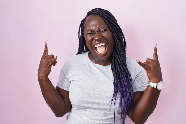 Pembe Arka Planda Duran Genç Afrikalı Kadın Çılgın Bir Ifadeyle — Stok fotoğraf