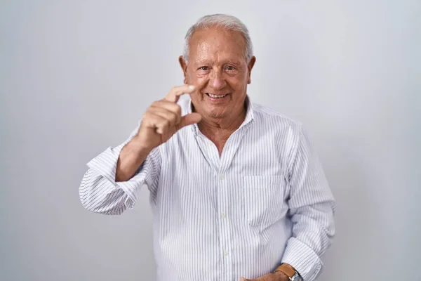 Senior Man Grey Hair Standing Isolated Background Smiling Confident Gesturing — Zdjęcie stockowe