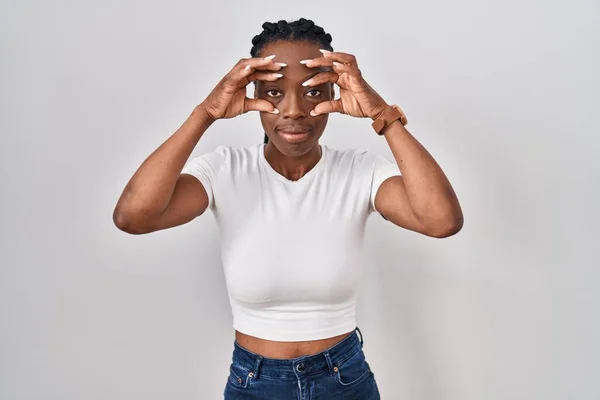 Güzel Siyah Kadın Izole Arka Planda Duruyor Parmaklarıyla Gözlerini Açmaya — Stok fotoğraf