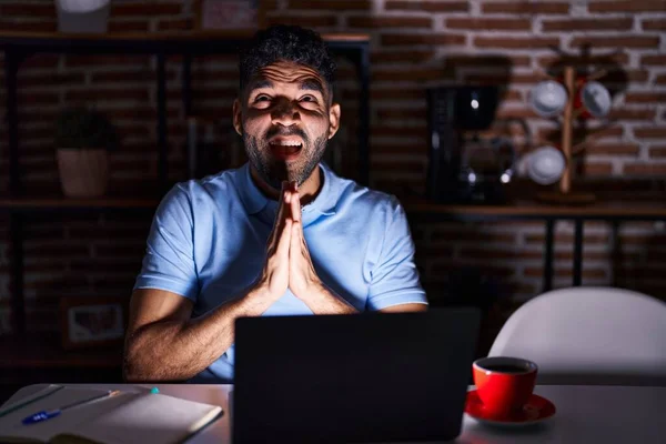 Hispanic Man Beard Using Laptop Night Begging Praying Hands Together — Stock Photo, Image
