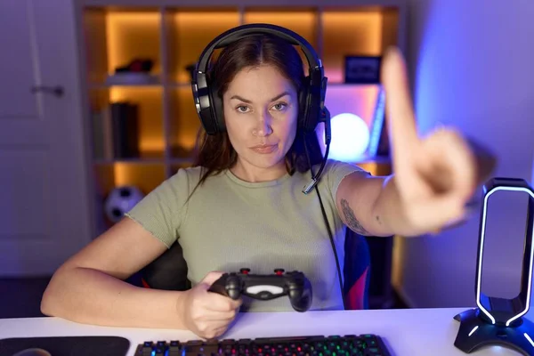 Beautiful Brunette Woman Playing Video Games Wearing Headphones Pointing Finger — Photo