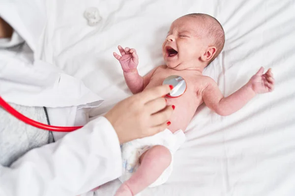 Sevimli Beyaz Bebek Yatak Odasında Kalp Muayenesi Yaptırıyor Steteskopla Ağlıyor — Stok fotoğraf