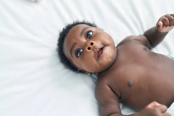 Afrykańskie Amerykańskie Dziecko Uśmiecha Się Pewnie Leżąc Łóżku Sypialni — Zdjęcie stockowe