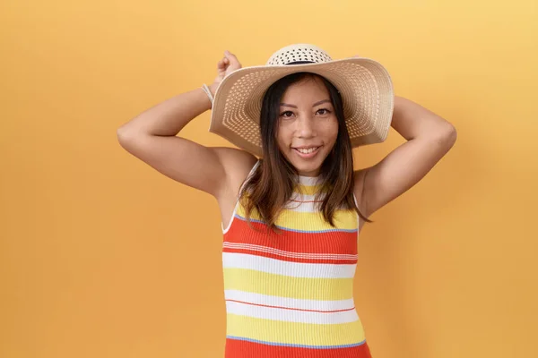 Middle Age Chinese Woman Wearing Summer Hat Yellow Background Posing — ストック写真
