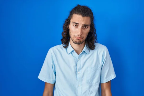 Mladý Hispánec Stojící Nad Modrým Pozadím Depresi Strachující Úzkost Rozčilený — Stock fotografie