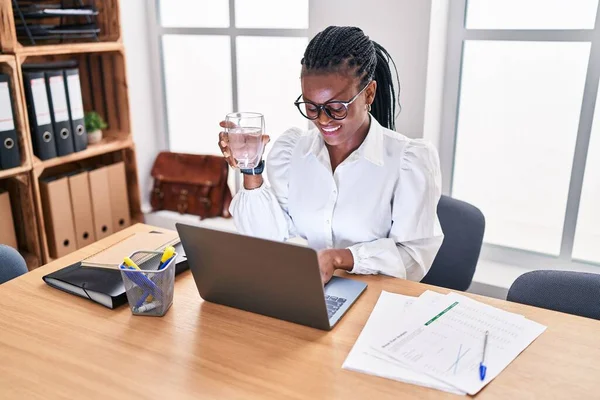 African American Woman Business Worker Using Laptop Drinking Water Office — ストック写真