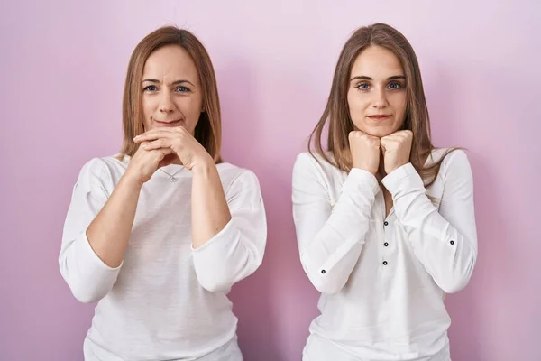 Middle Age Mother Young Daughter Standing Pink Background Laughing Nervous — Stock Photo, Image