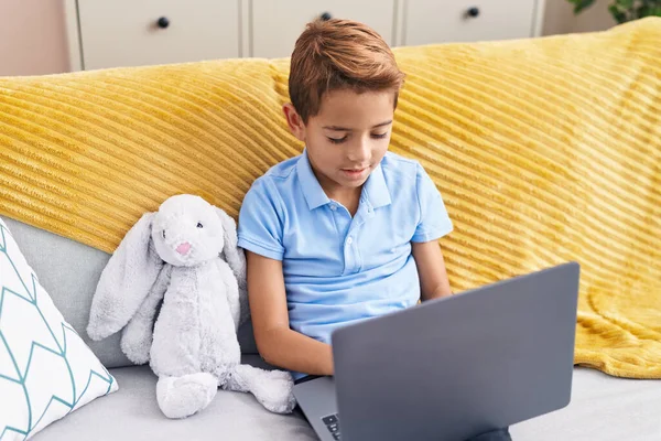 Evdeki Kanepede Dizüstü Bilgisayar Kullanan Sevimli Spanyol Çocuk — Stok fotoğraf