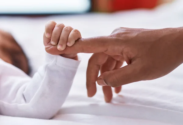 Sevimli Spanyol Bebek Yatak Odasında Anne Parmağını Tutarak Yatağa Uzanıyor — Stok fotoğraf