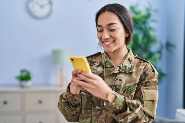 Young Hispanic Woman Army Soldier Using Smartphone Home — Stock Photo, Image