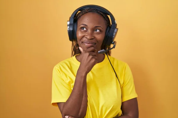 African American Woman Listening Music Using Headphones Looking Confident Camera — Stock Photo, Image