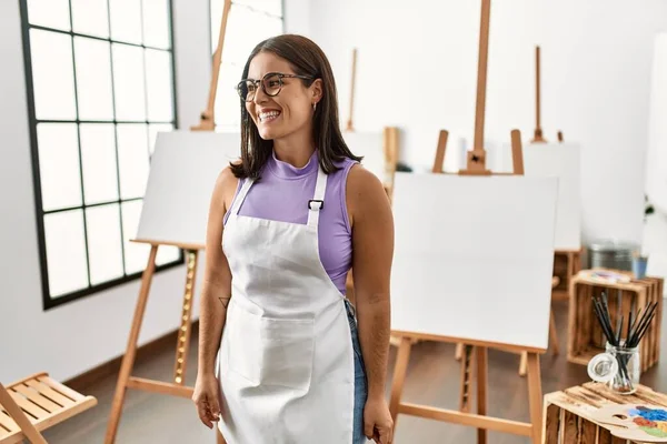 Young Beautiful Hispanic Woman Artist Smiling Confident Standing Art Studio — 스톡 사진