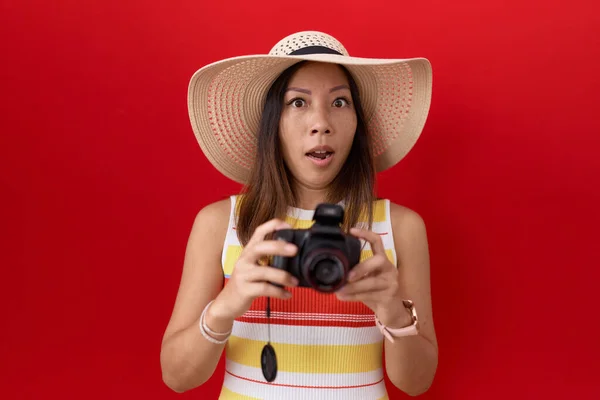 Middle Age Chinese Woman Using Reflex Camera Wearing Summer Hat — ストック写真
