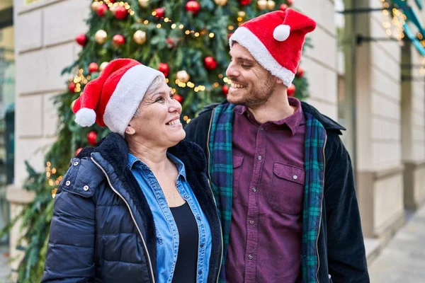 Μητέρα Και Γιος Αγκαλιάζονται Όρθιοι Δίπλα Στο Χριστουγεννιάτικο Δέντρο Στο — Φωτογραφία Αρχείου