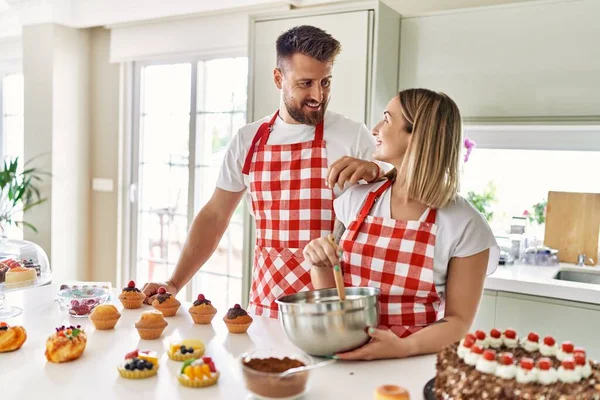 Jong Paar Glimlachen Zelfverzekerd Koken Chocolade Taart Keuken — Stockfoto