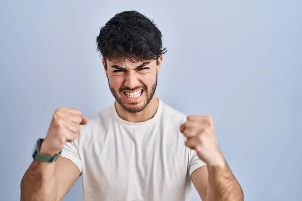 Hispanic Man Beard Standing White Background Angry Mad Raising Fists — Foto de Stock