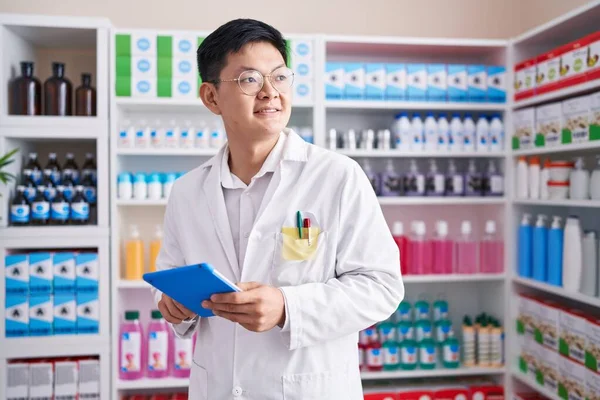 Młody Chińczyk Farmaceuta Pomocą Touchpad Pracy Aptece — Zdjęcie stockowe