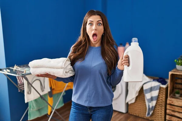 Ung Brunett Kvinna Håller Ren Tvätt Och Tvättmedel Flaska Rädd — Stockfoto