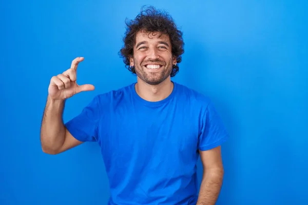 Hispanic Young Man Standing Blue Background Smiling Confident Gesturing Hand — Zdjęcie stockowe