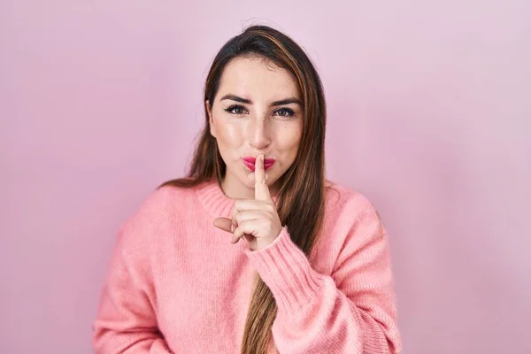 Young Hispanic Woman Standing Pink Background Asking Quiet Finger Lips — Stock Photo, Image